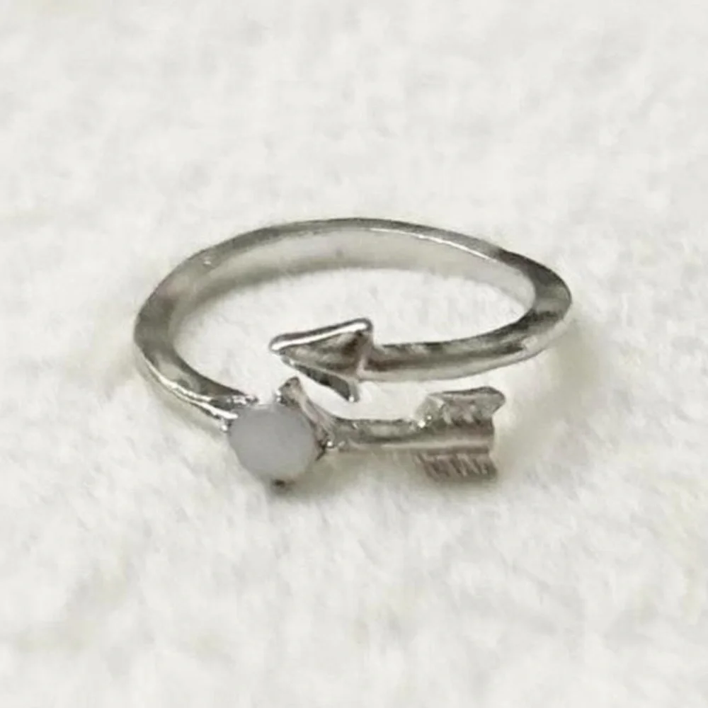 5/$15 🩷 MUST BUNDLE Arrow Wrap Ring with Stone Accent - Silver